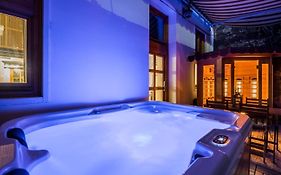 Wellness Wonderland: Garden, Sauna, Jacuzzi In Cbd